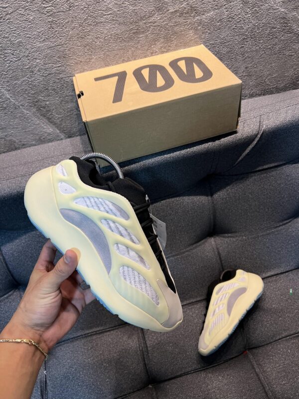 Yeezy 700 V3 - Imagen 3